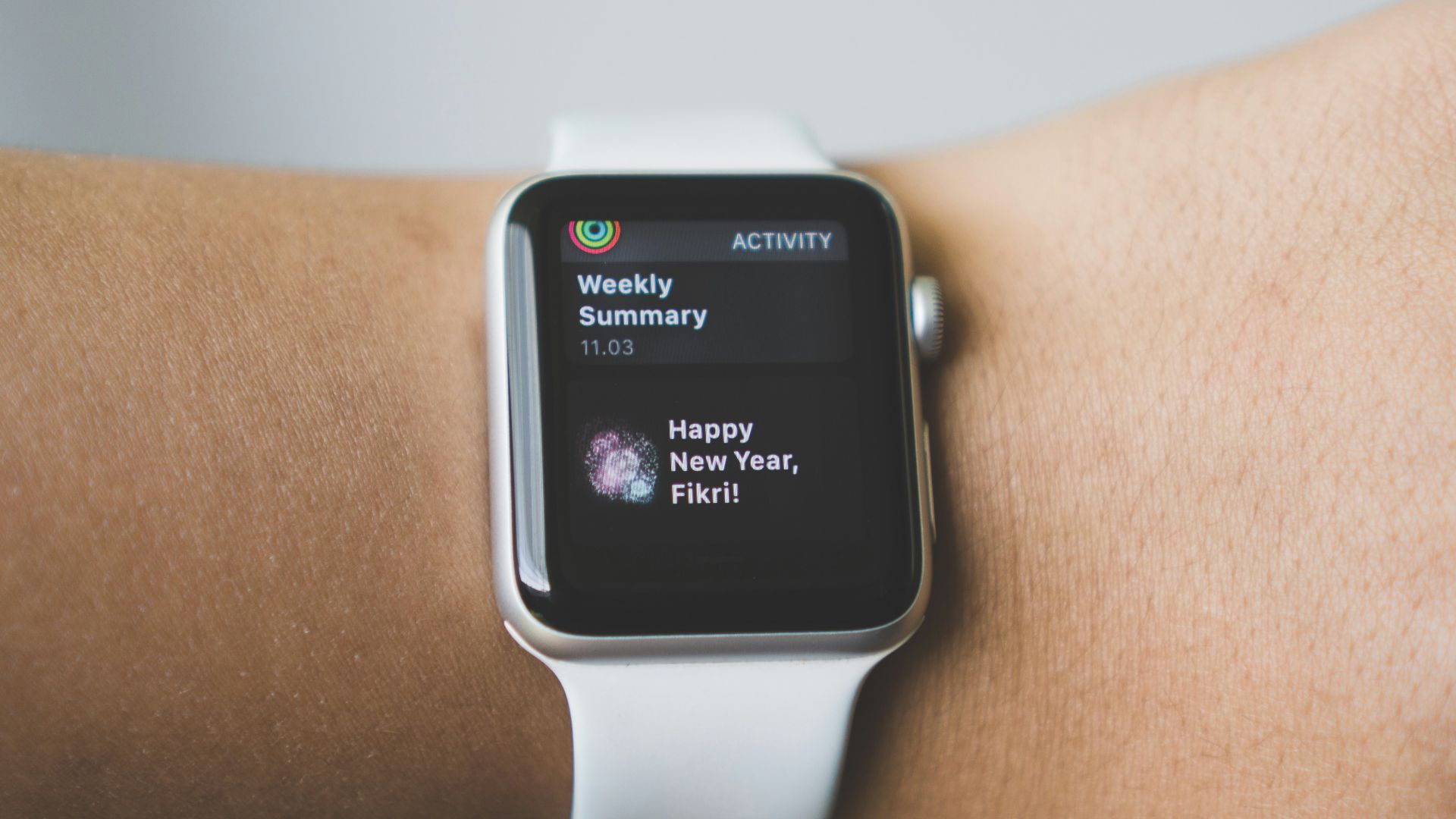 person wearing silver aluminum case Apple Watch with white Sport Band