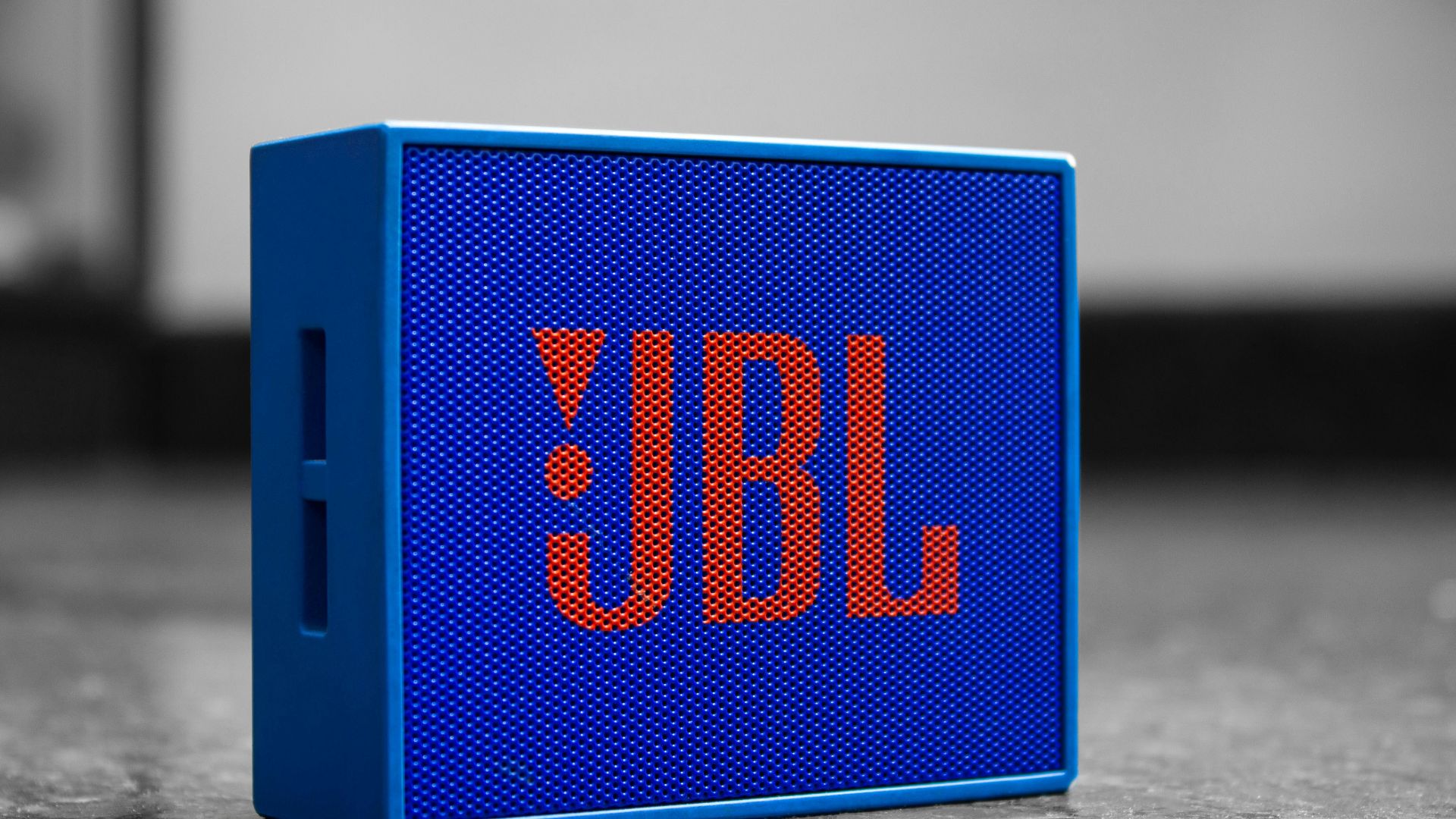 blue and black digital clock at 10 00