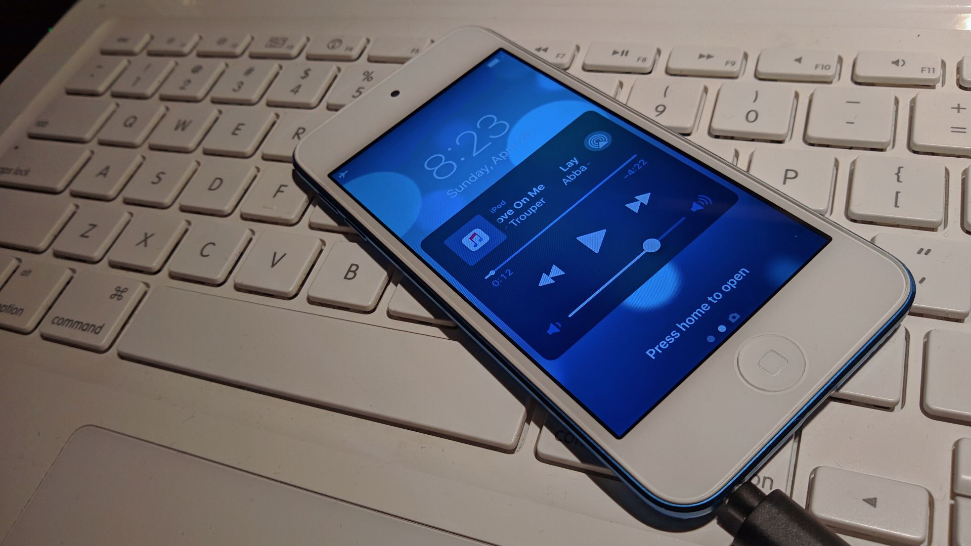 File:IPod touch by pm128.jpg