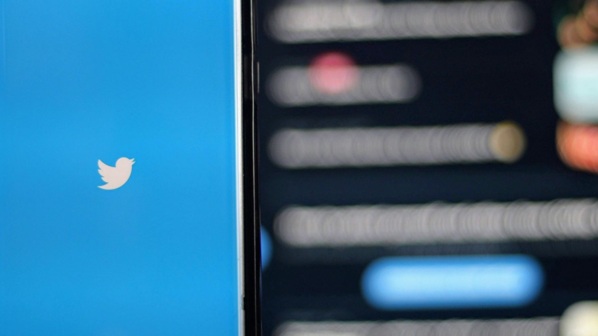 white iphone 5 c displaying apple logo