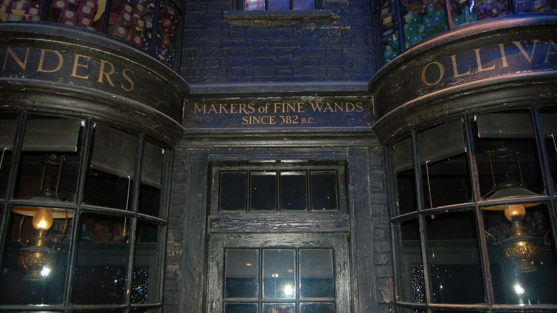 File:Ollivanders Wand Shop, Diagon Alley (7119189039).jpg