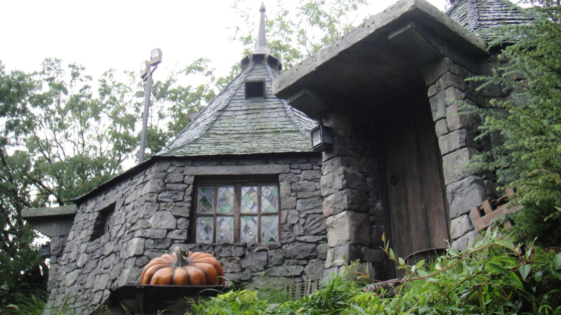 File:Wizarding World of Harry Potter - Hagrid's hut (5013549247).jpg