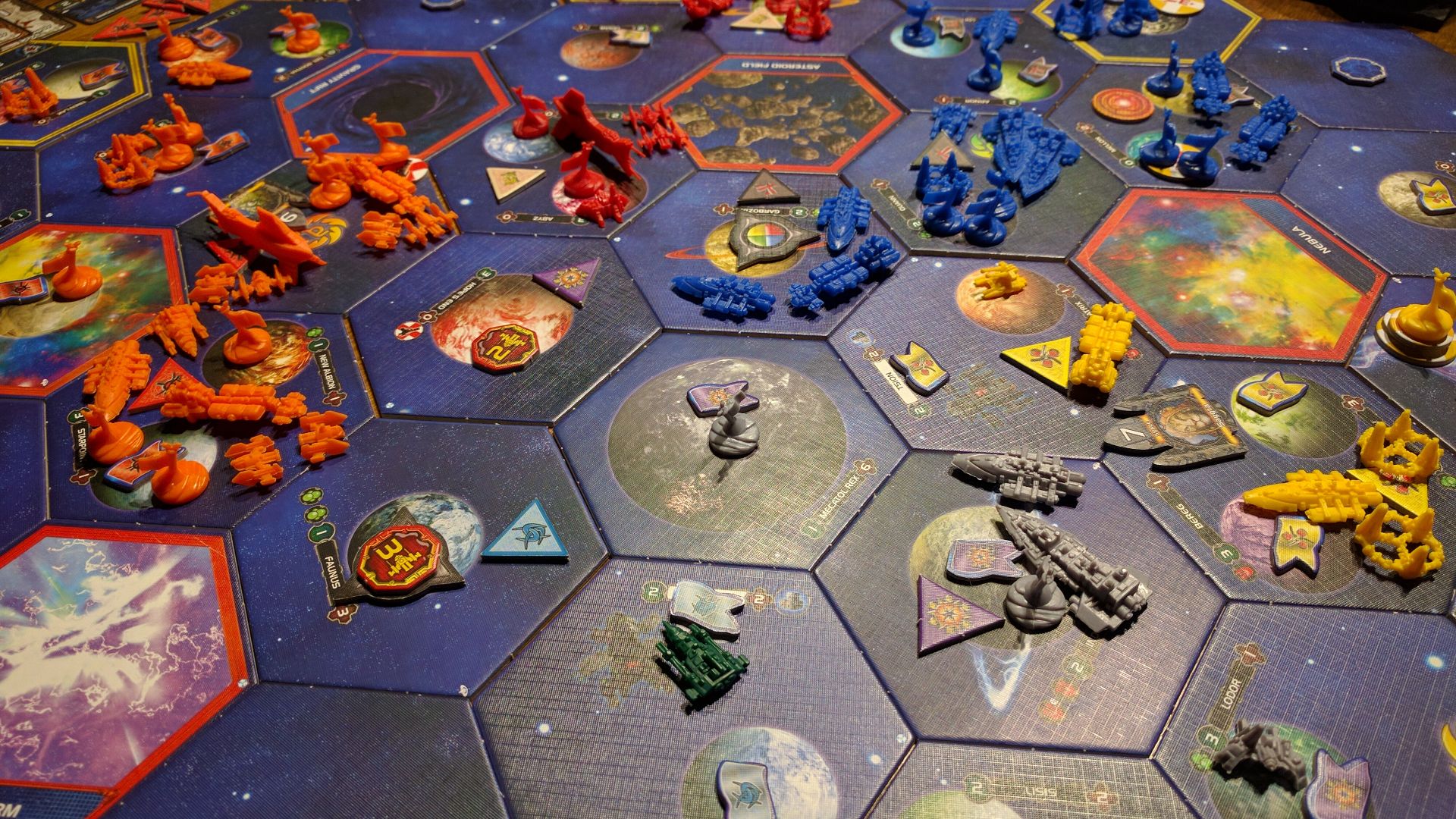 File:Twilight Imperium, third edition, early to mid game, Mecatol Rex at centre frame.jpg
