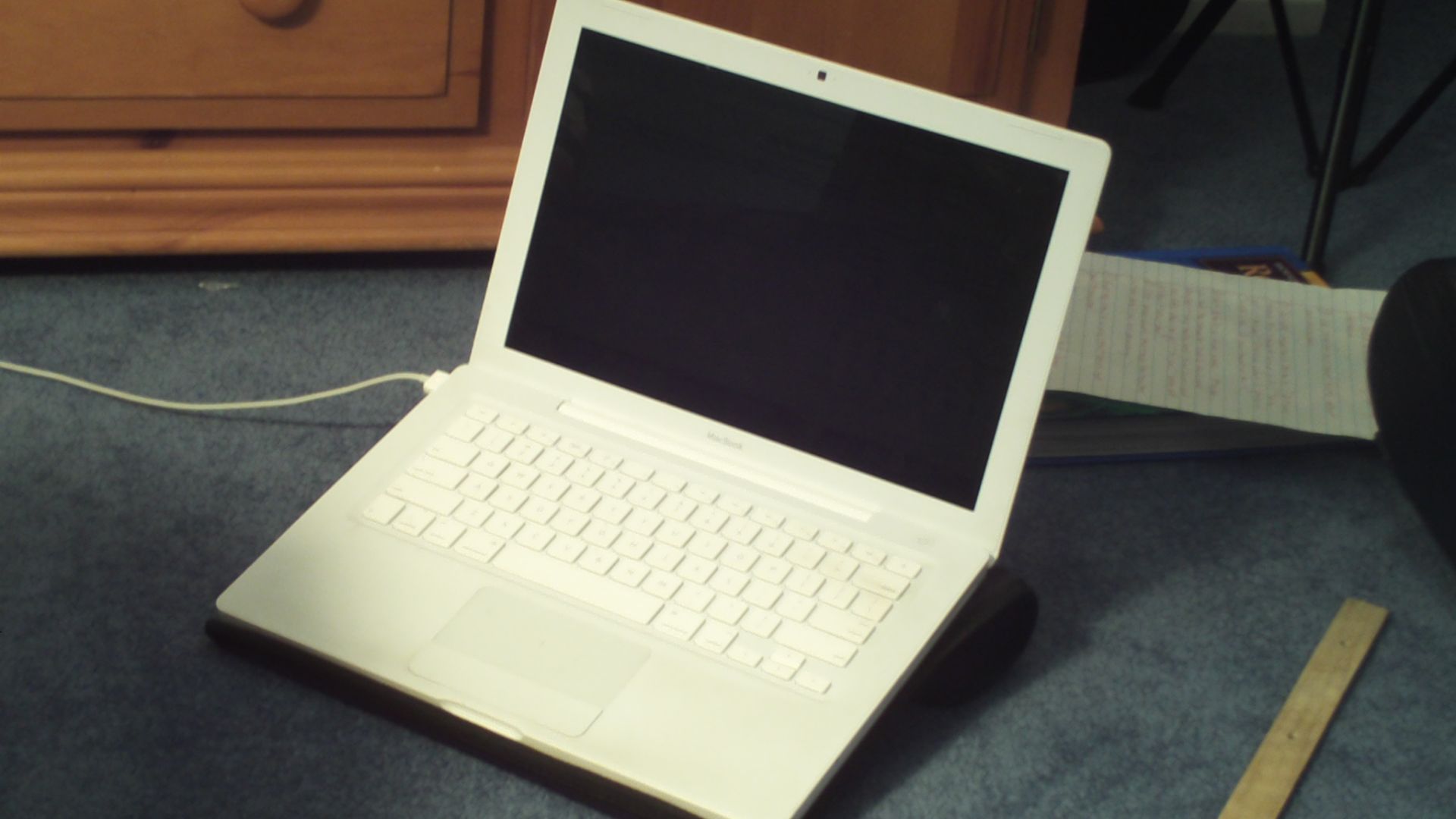 File:White MacBook.JPG