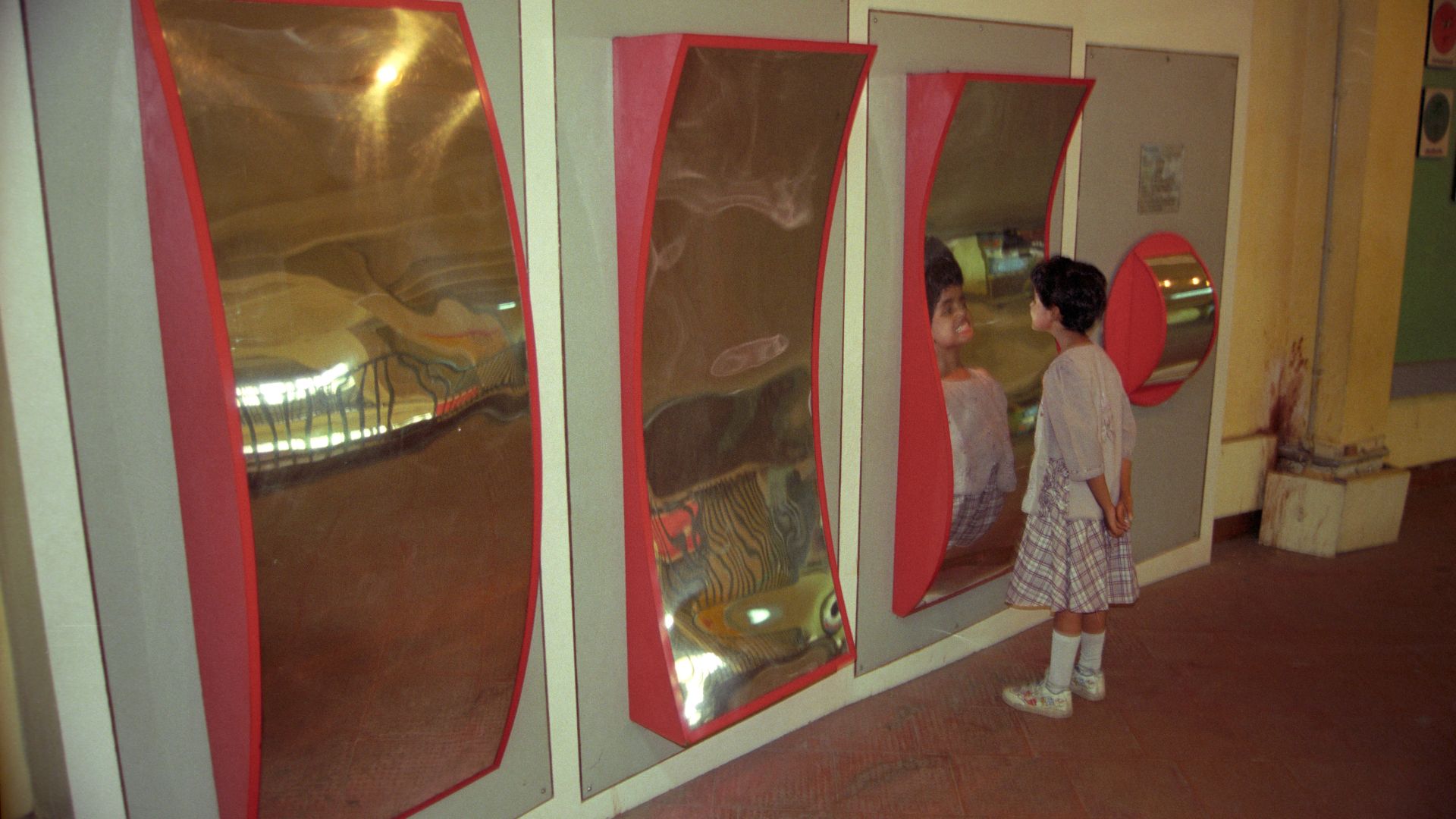 File:Fun Mirror - Dynamotion Hall - Science City - Calcutta 1997 150.JPG