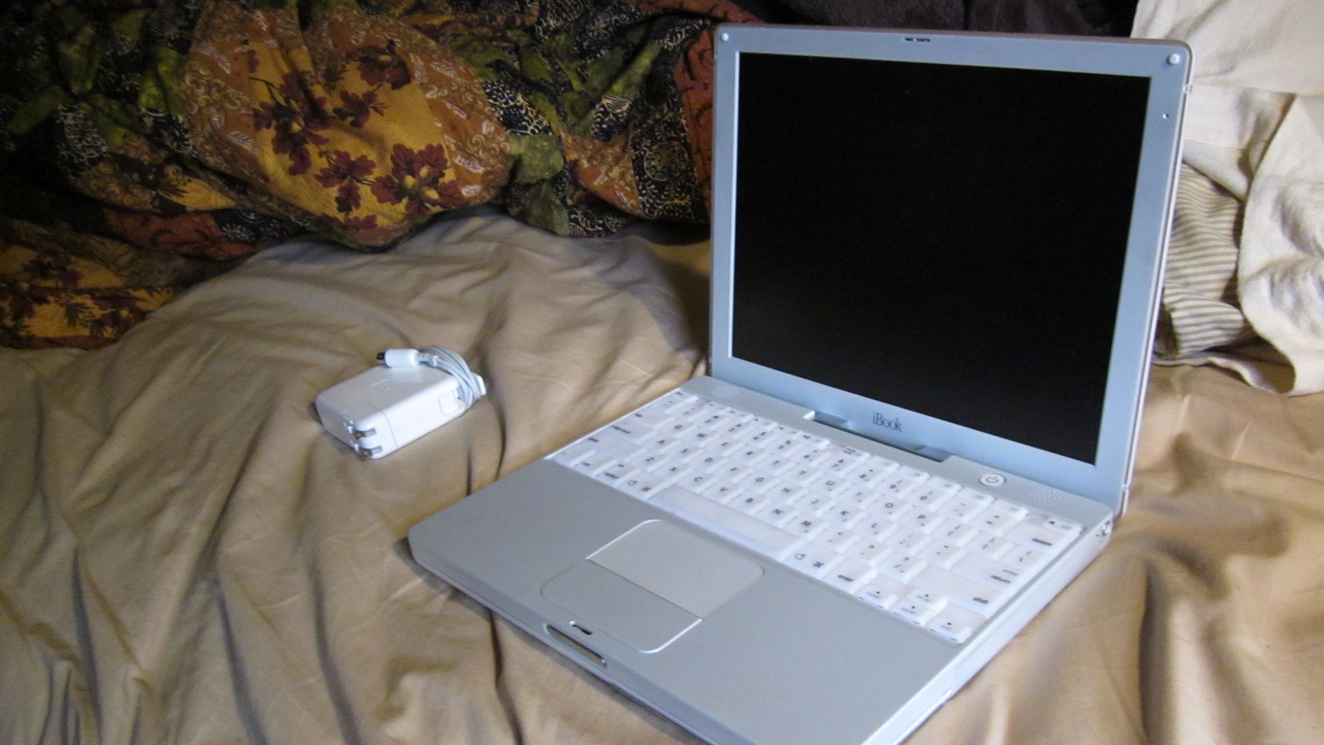 File:Apple Laptop 02.JPG