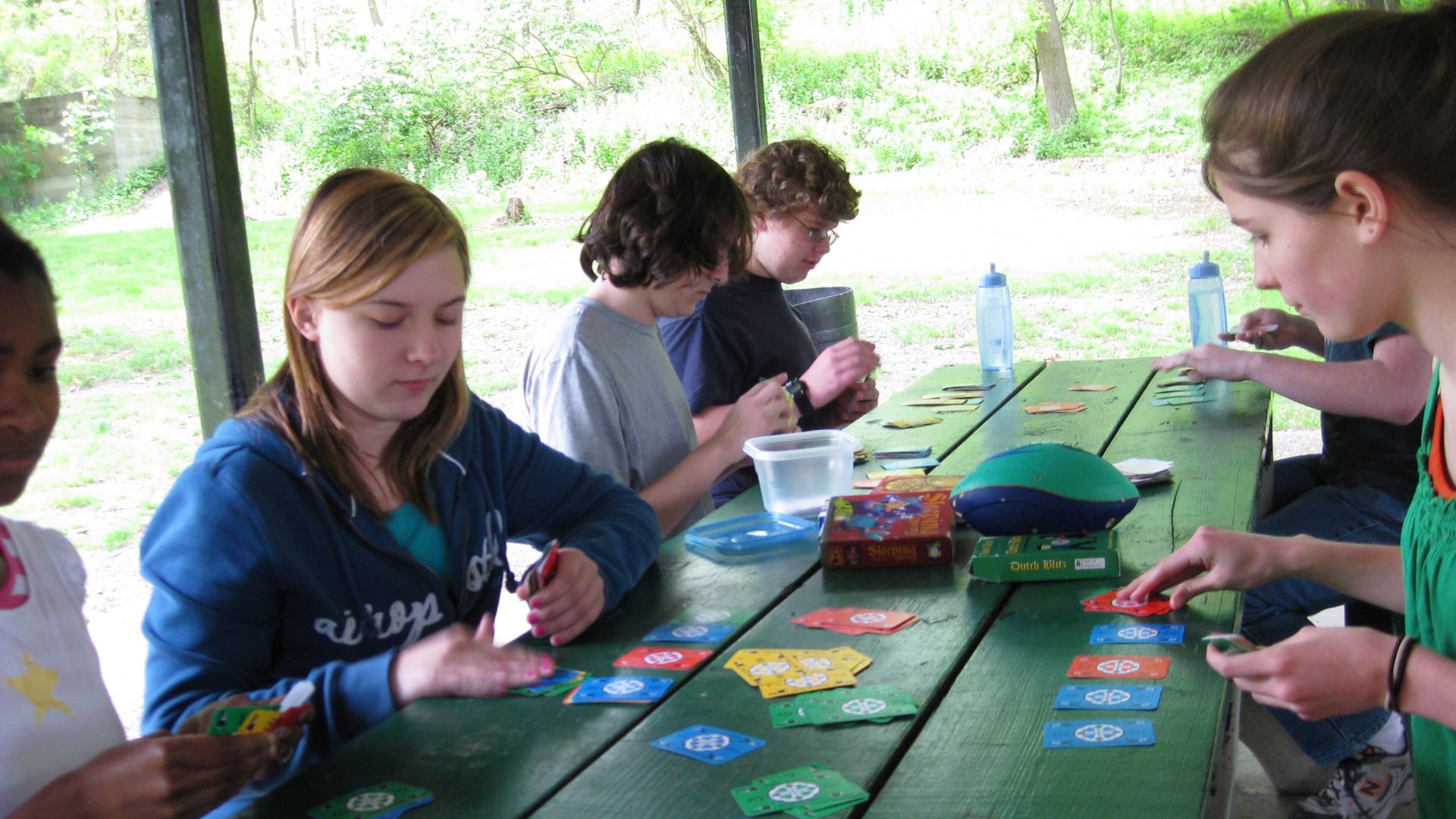 File:Homeschoolers playing Dutch Blitz at picnic gathering.jpg