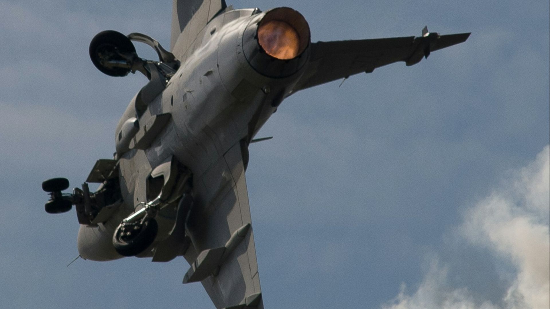 closeup photo of fighter jet during daytime