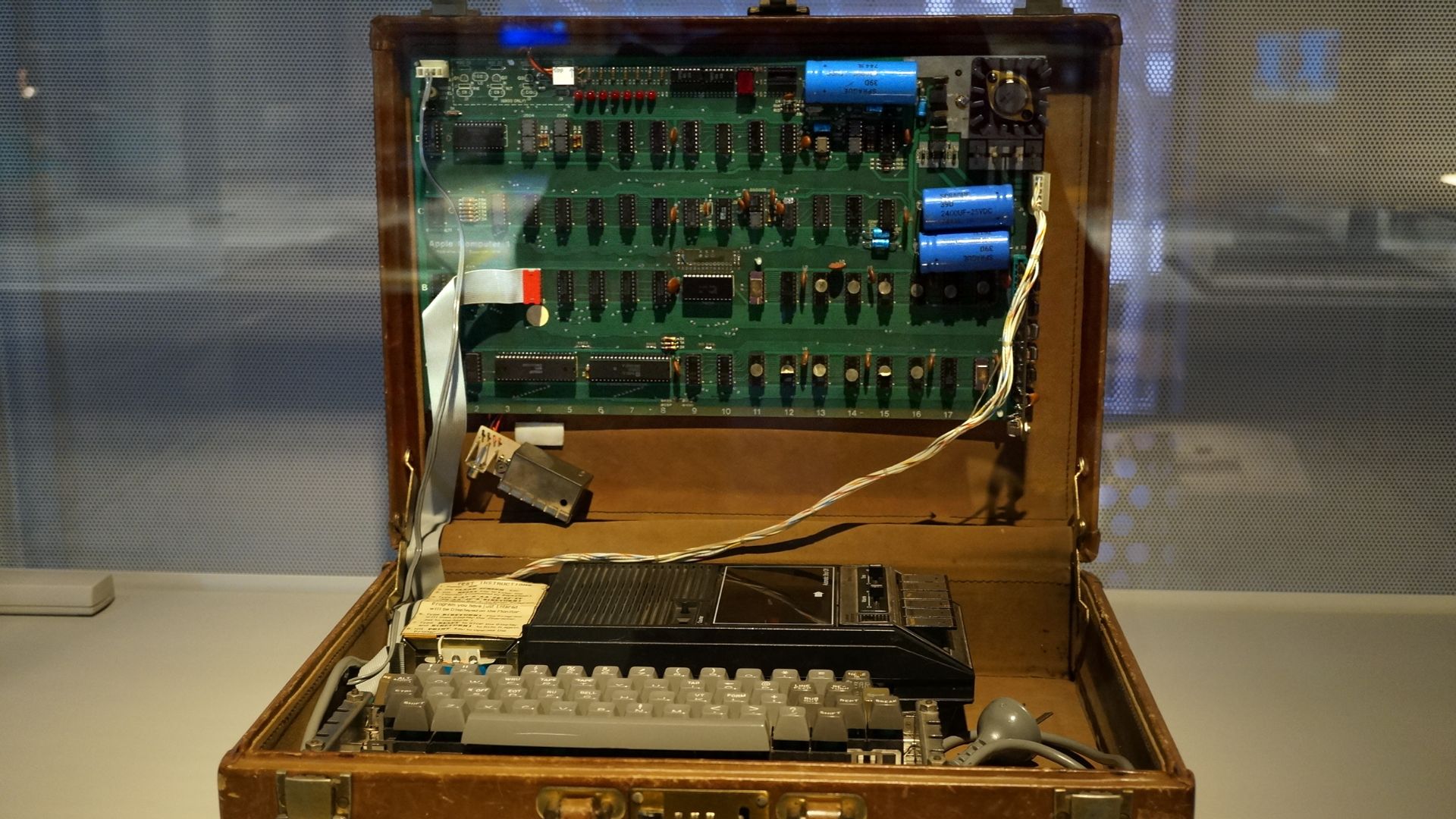 File:Original 1976 Apple 1 Computer In A Briefcase.JPG