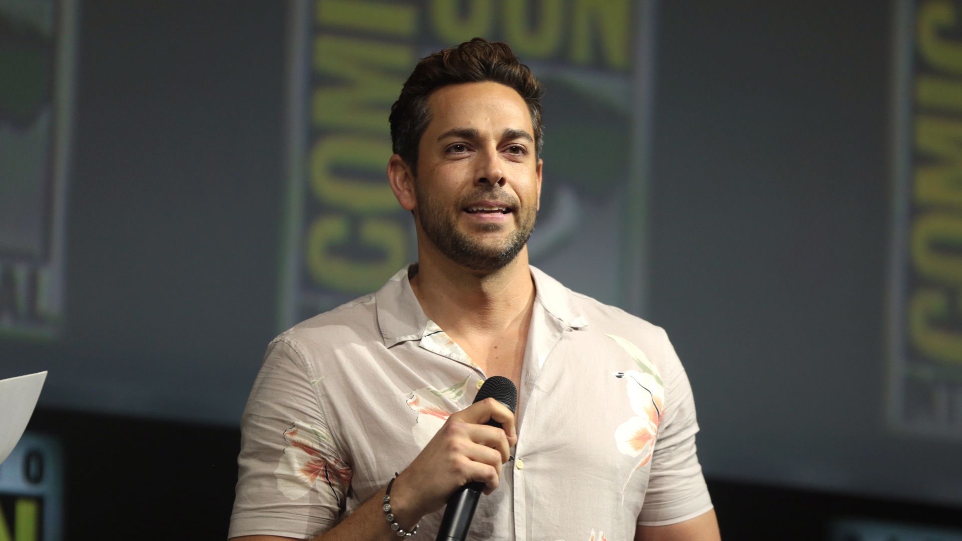 File:Zachary Levi by Gage Skidmore 5.jpg
