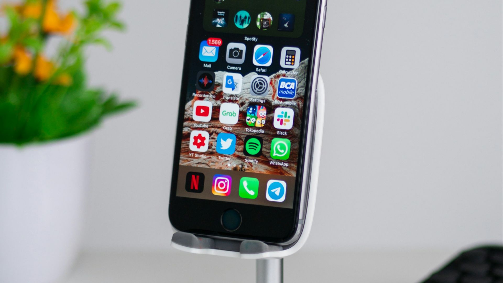 black iphone 5 on white table