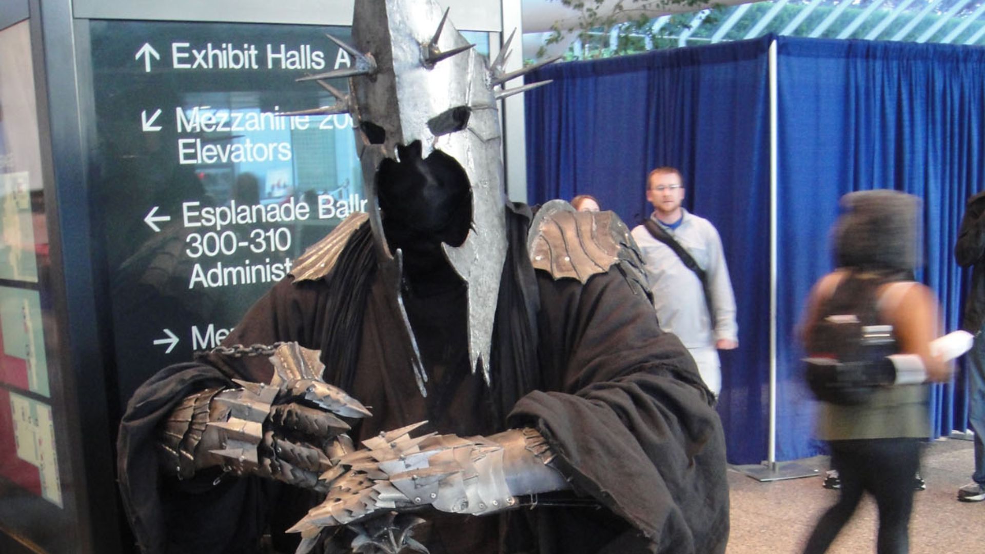 File:WonderCon 2011 - Sauron from Lord of the Rings (5593342461).jpg