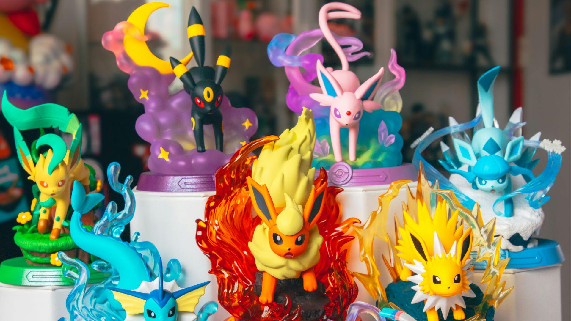 Various pokémon eeveelution figurines are displayed.