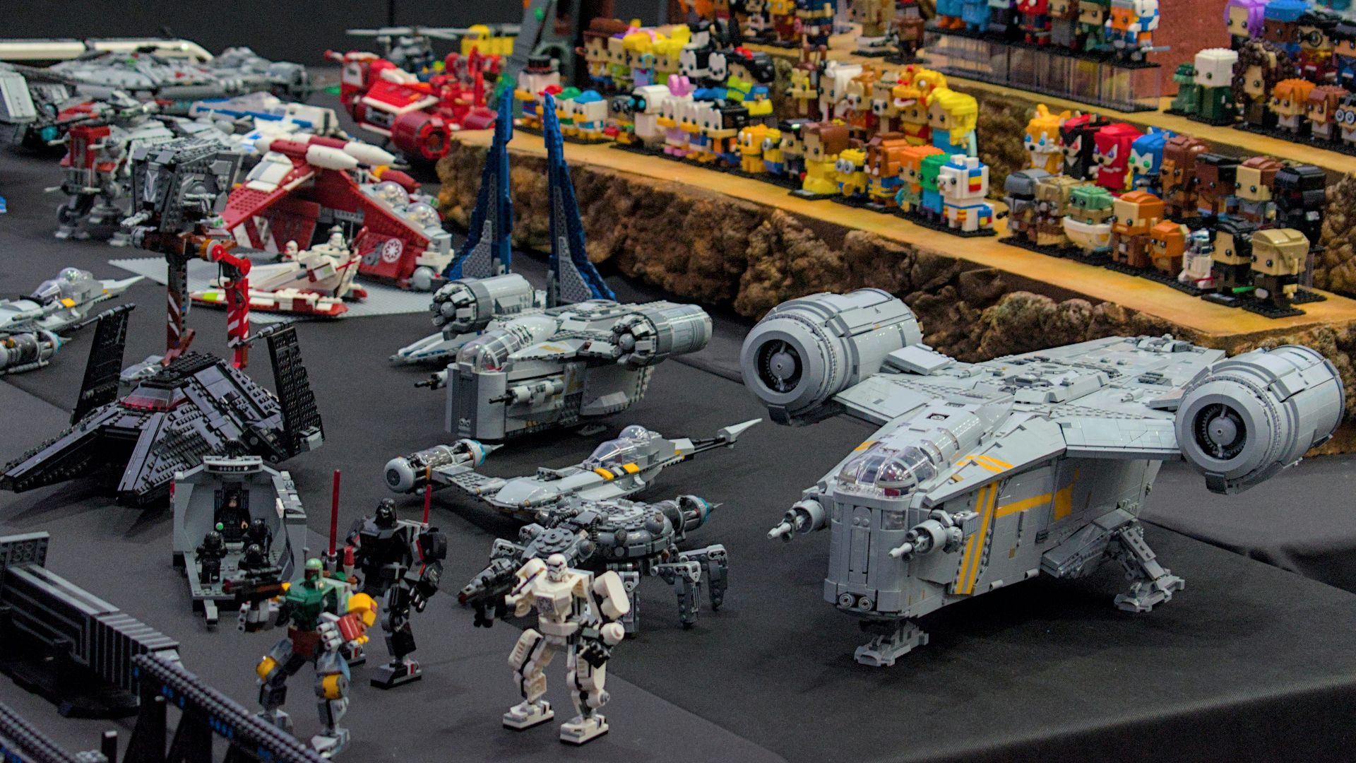 a bunch of legos that are on a table