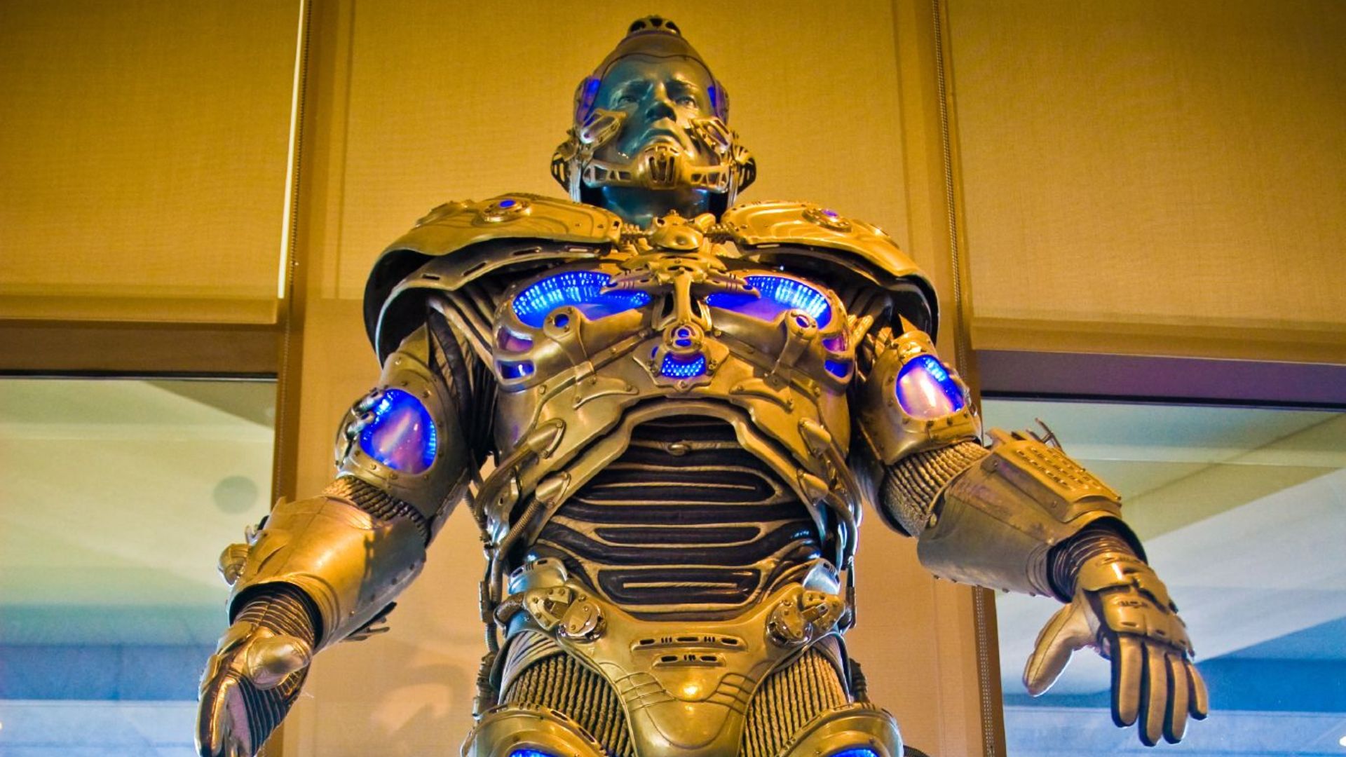 File:Arnold Schwarzenegger Mr. Freeze costume in Batman.jpg