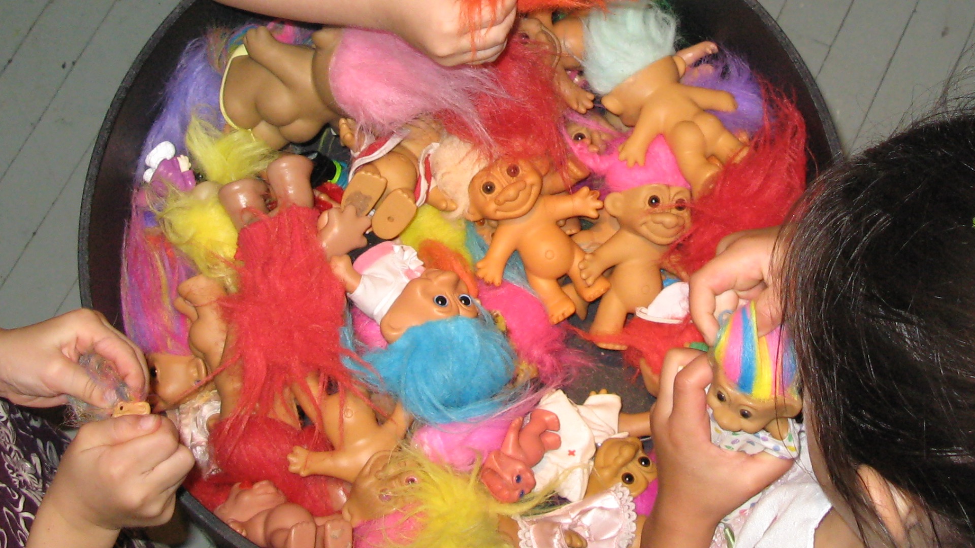 File:Kids playing with Trolls.jpg