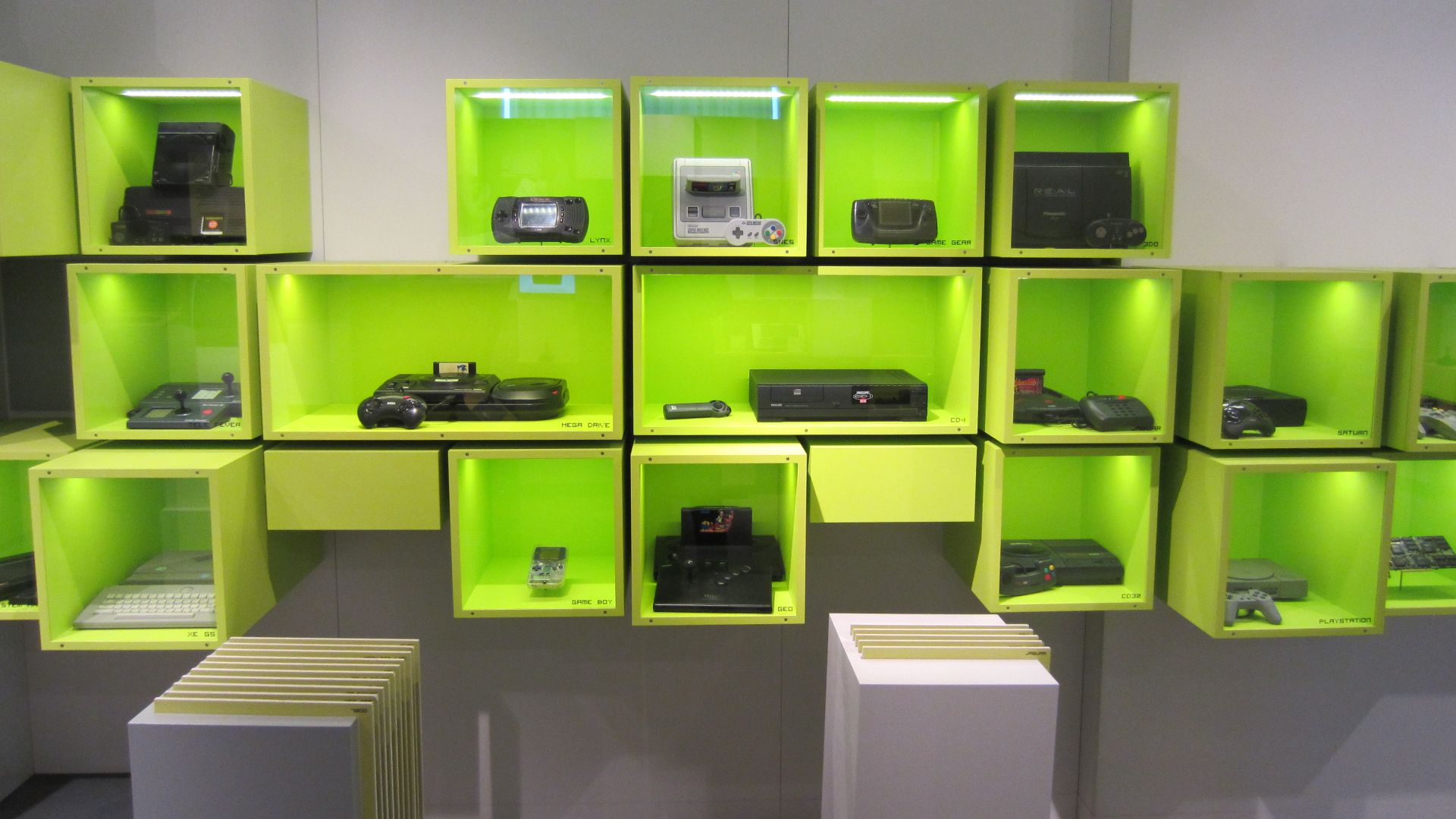 File:Consoles-computerspielemuseum.jpg