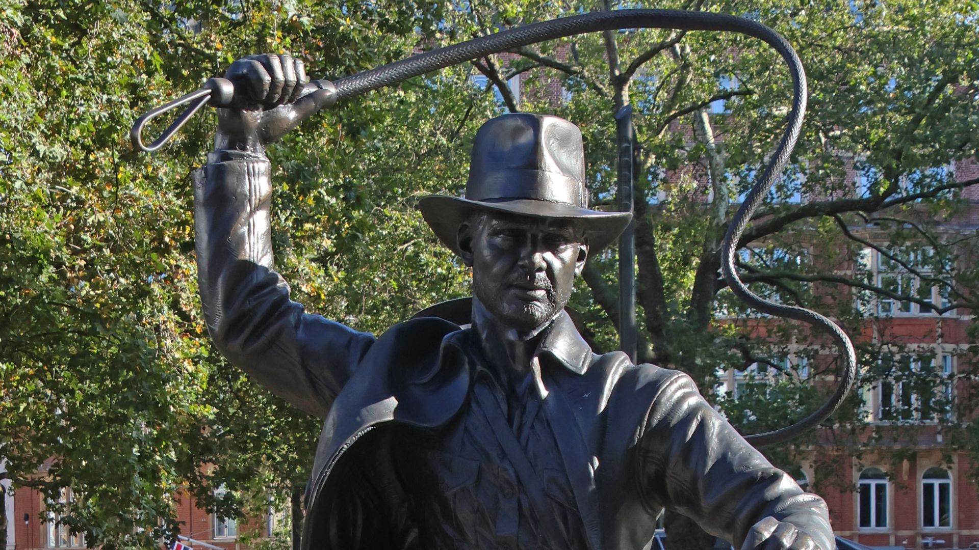 File:Indiana Jones Statue Leicester Square.jpg