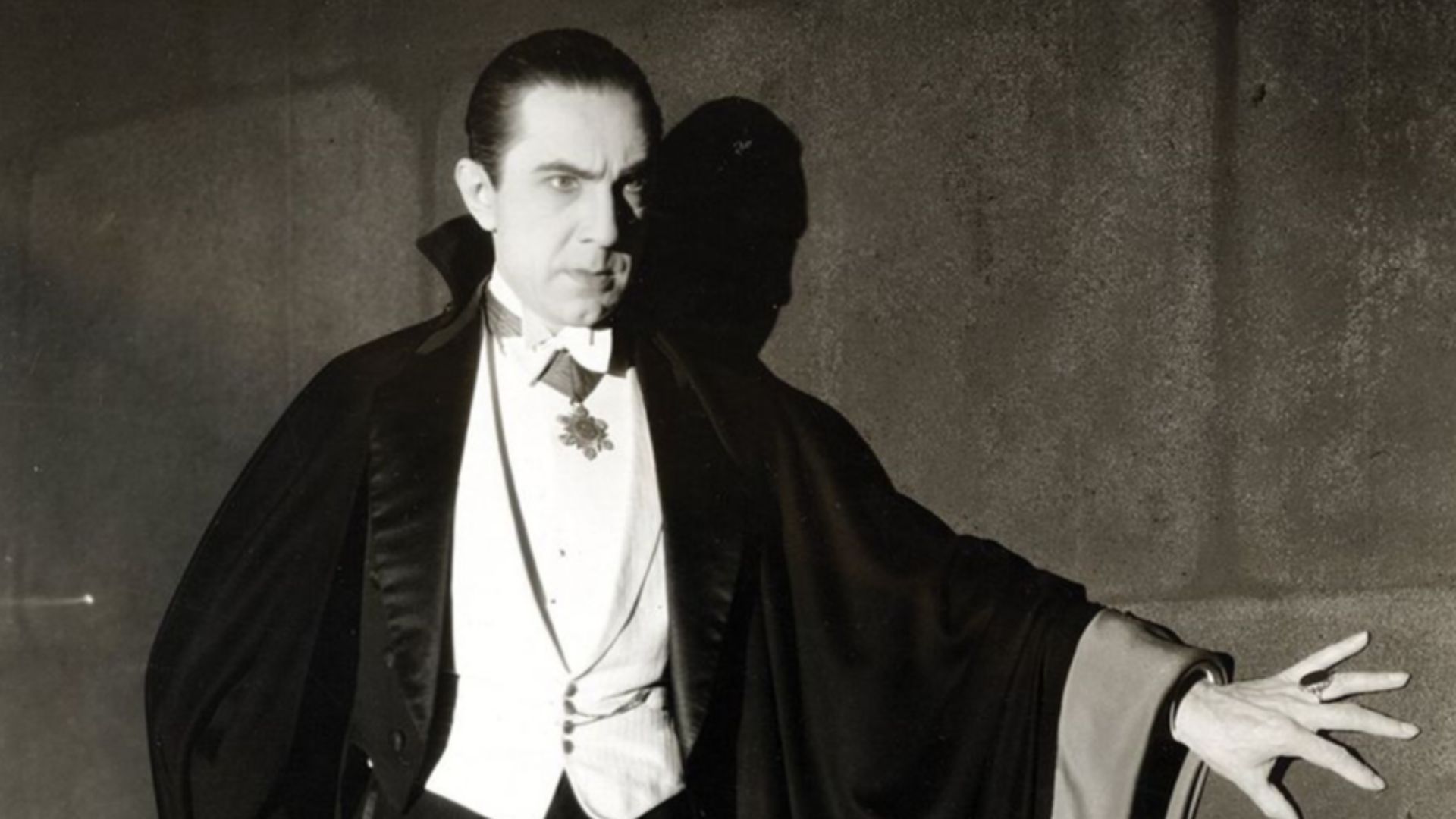File:Bela Lugosi as Dracula, anonymous photograph from 1931, Universal Studios.jpg