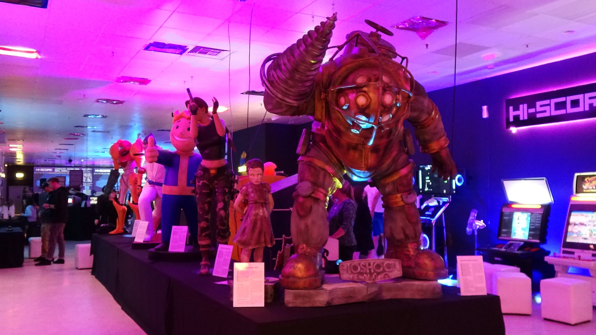File:Eingangsbereich Computerspielmuseum Hi-Score 2023.jpg