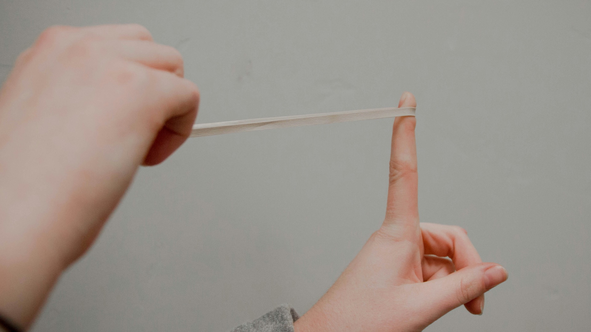 person holding rubberband