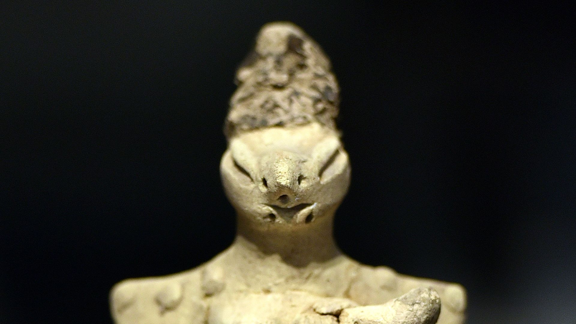 File:Lizard-headed nude woman nursing a child, from Ur, Iraq, c ...