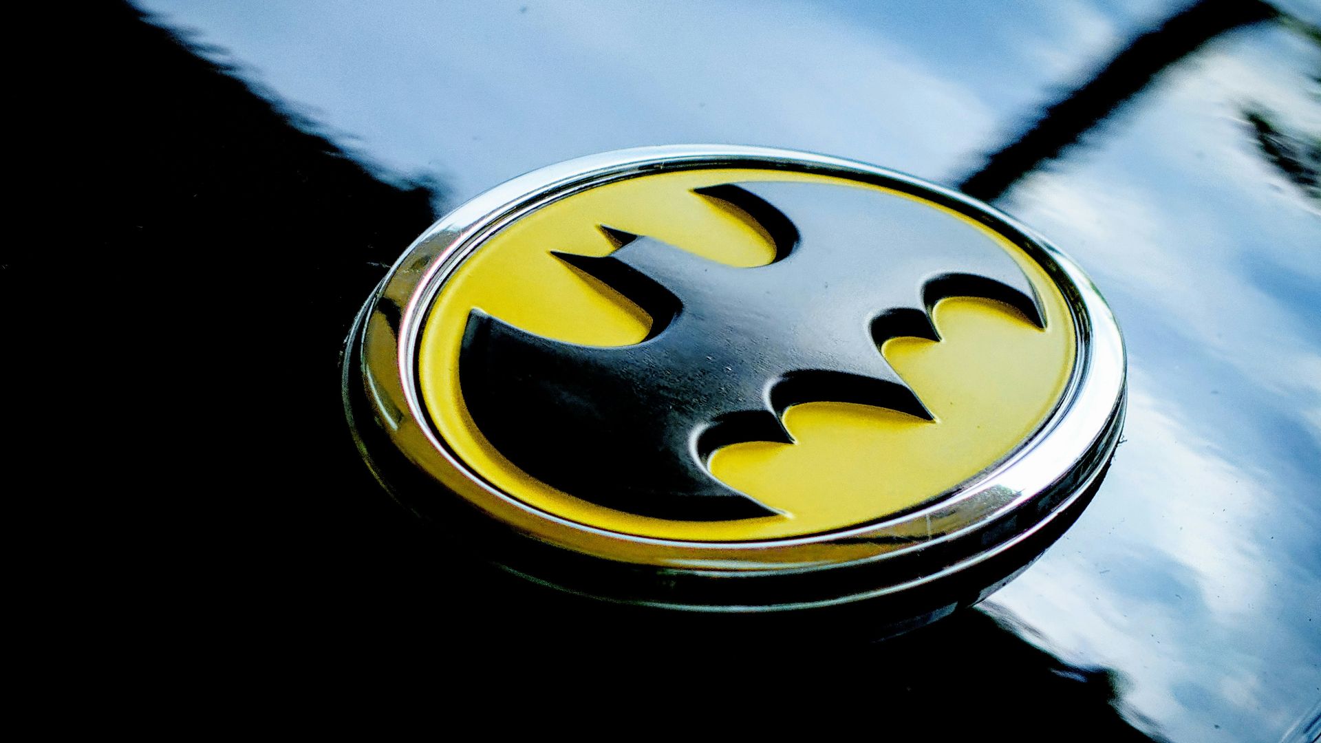 gold and silver round plate