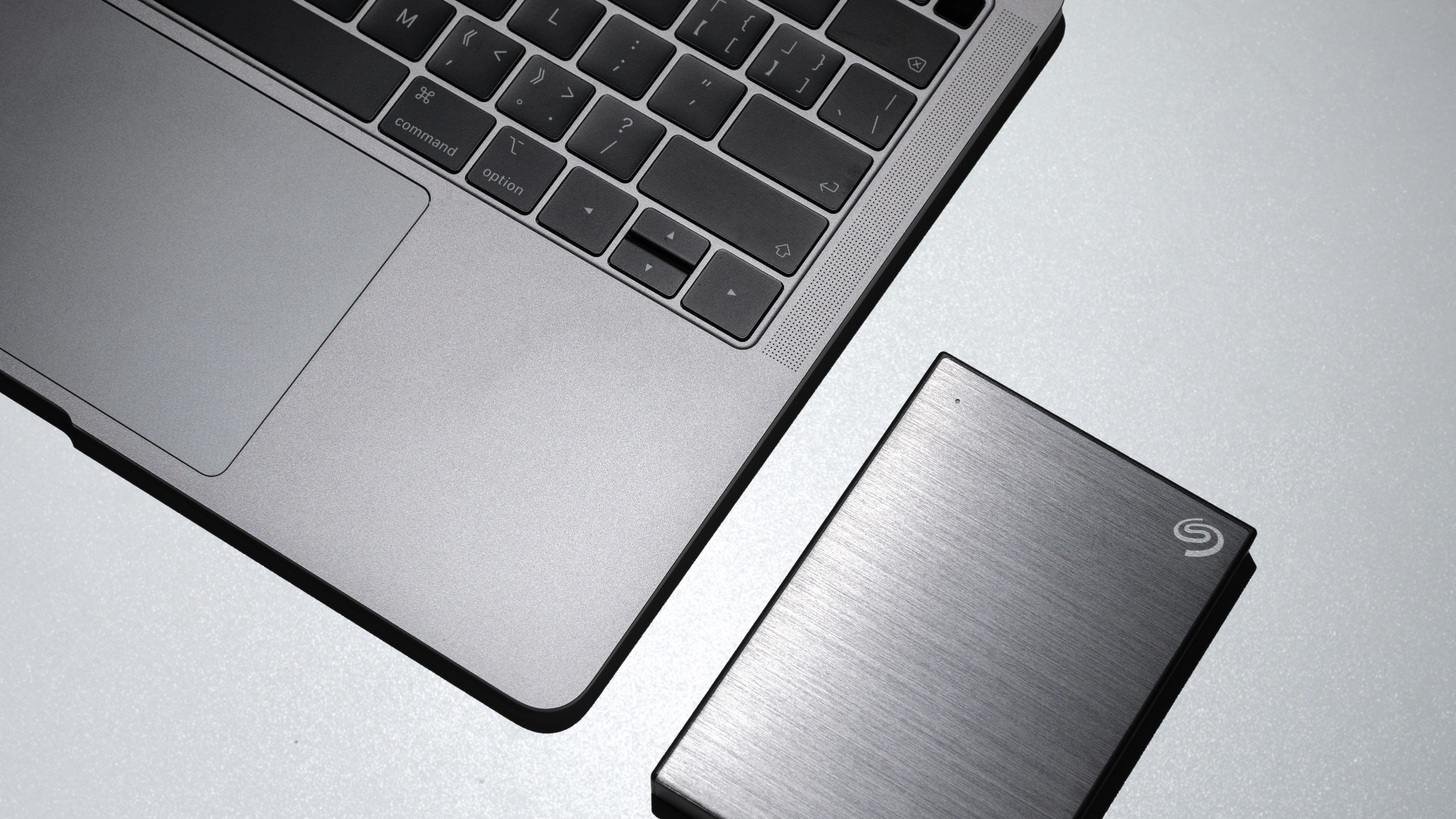 black iphone 7 on macbook