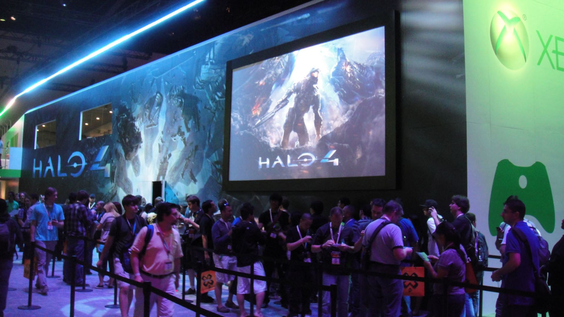 File:E3 Expo 2012 - Microsoft booth - Halo 4 line.jpg