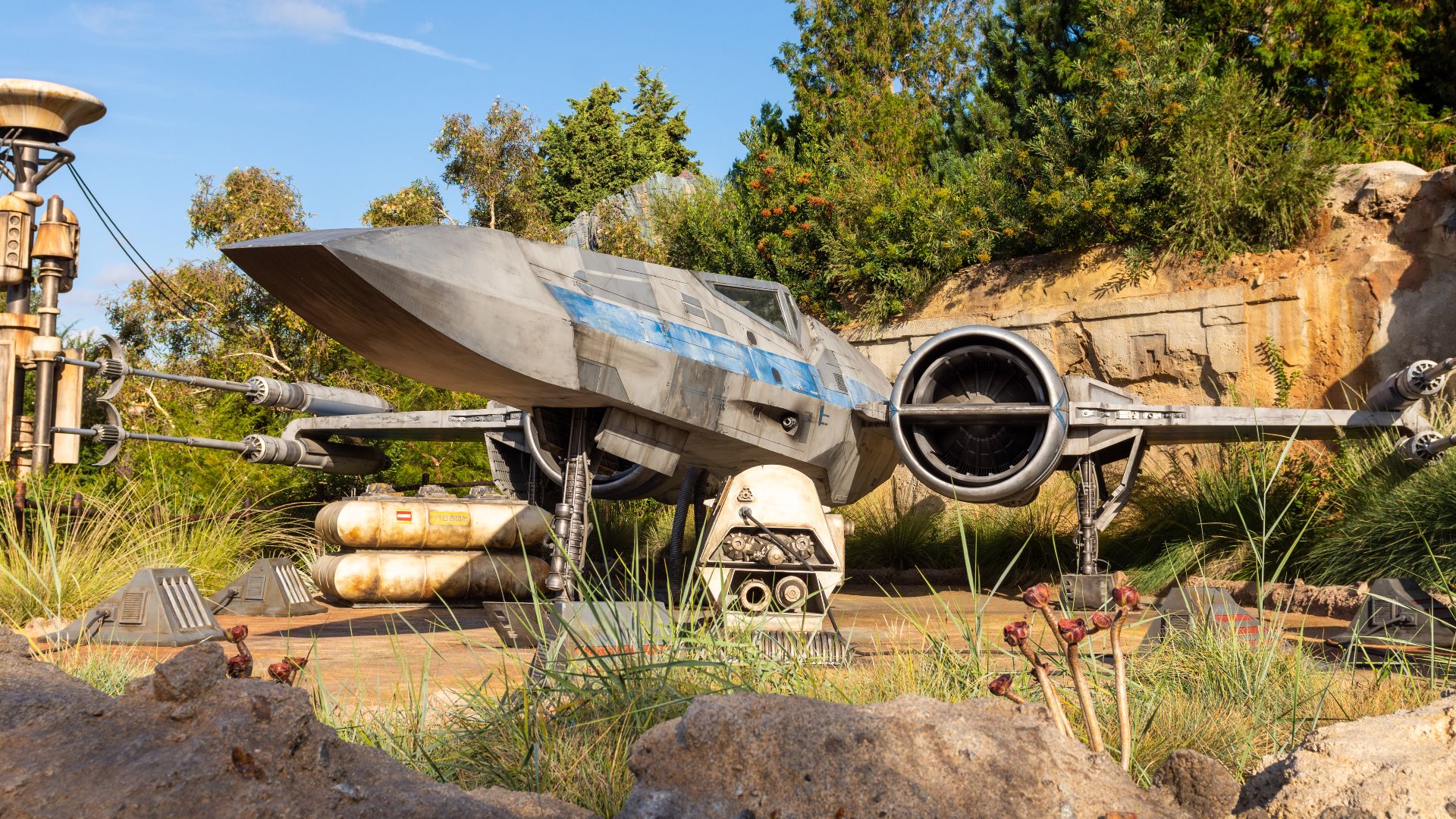 File:X-Wing at Star Wars Galaxy's Edge n Disneyland - October 2021.jpg