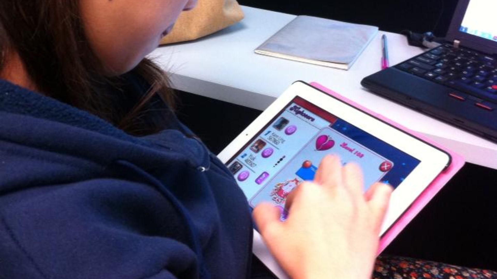 File:Woman playing Candy Crush Saga on iPad.jpg