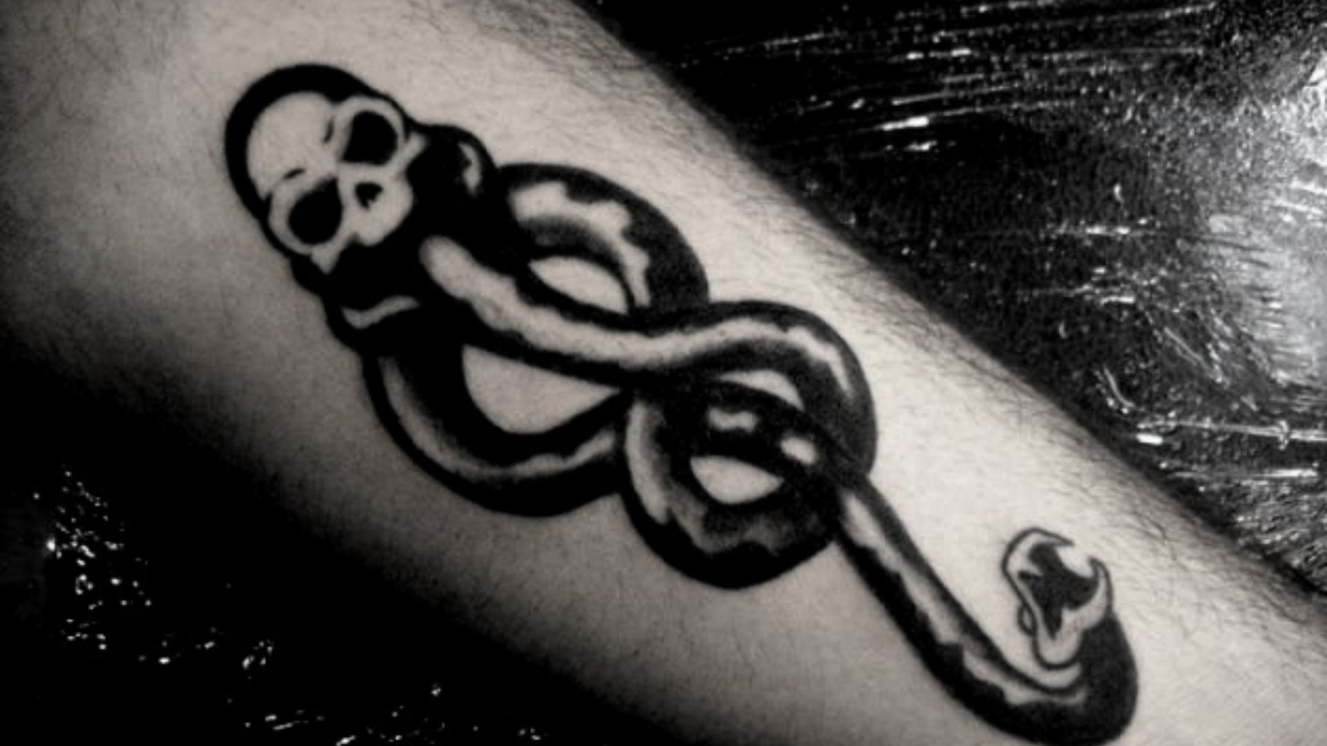 File:Tatuaje de marca tenebrosa- envío del mortífago Fabian.jpg