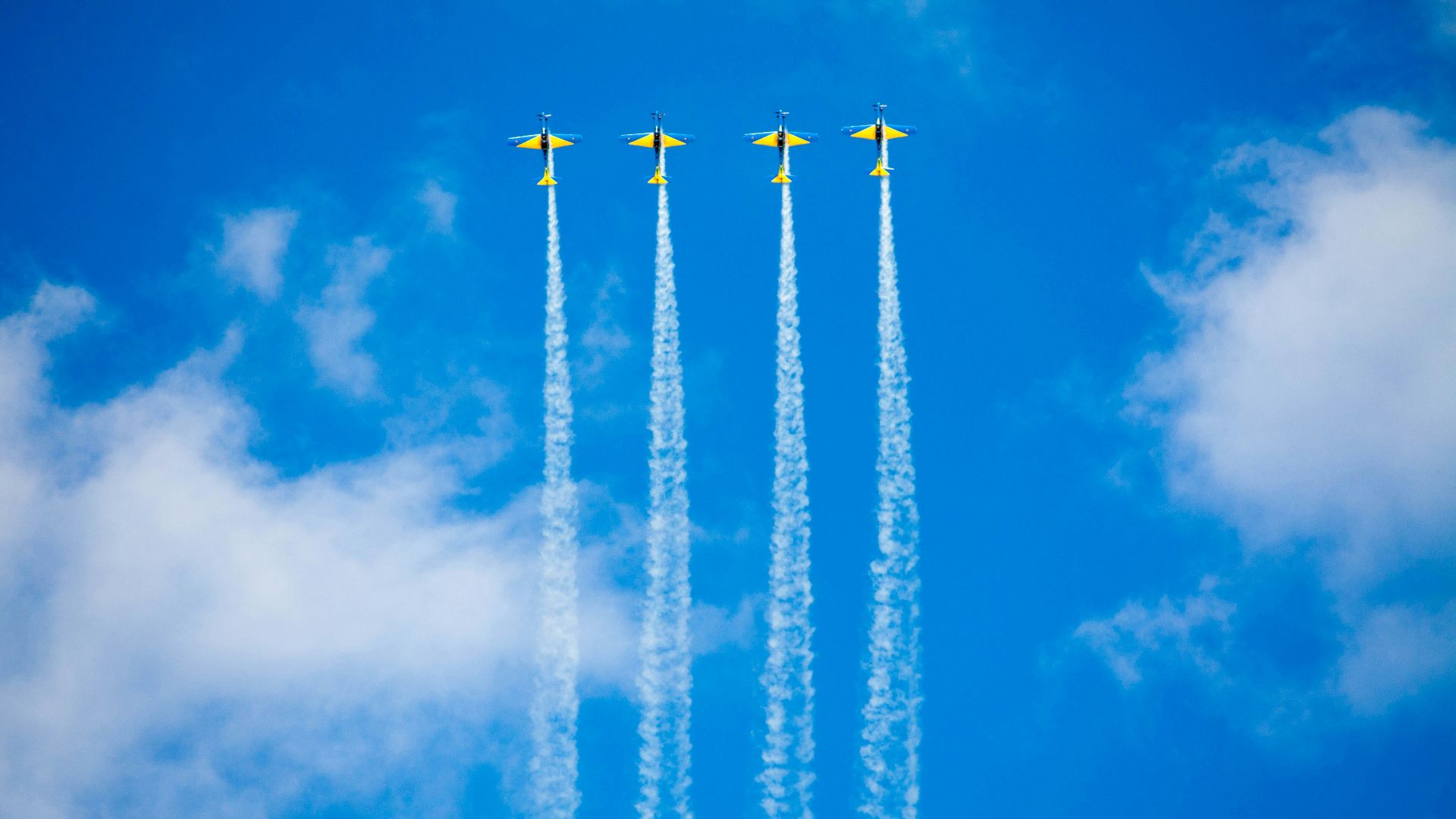 four stunt planes during daytime