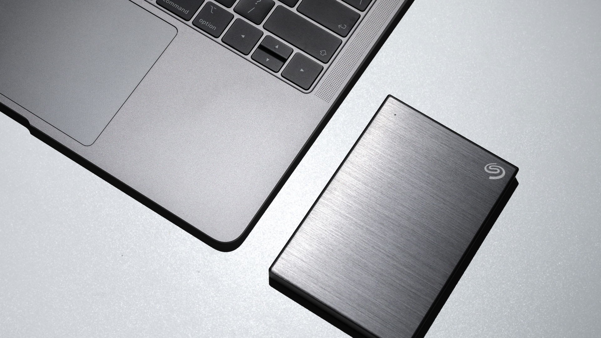 black iphone 7 on macbook