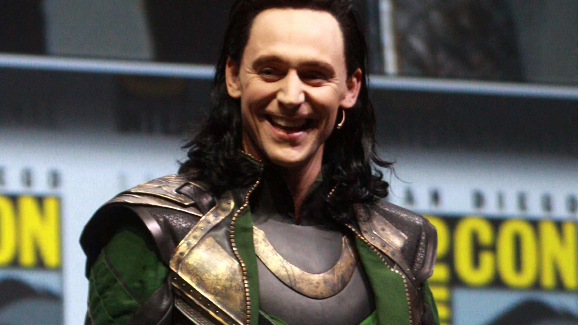 File:Tom Hiddleston by Gage Skidmore (cropped).jpg