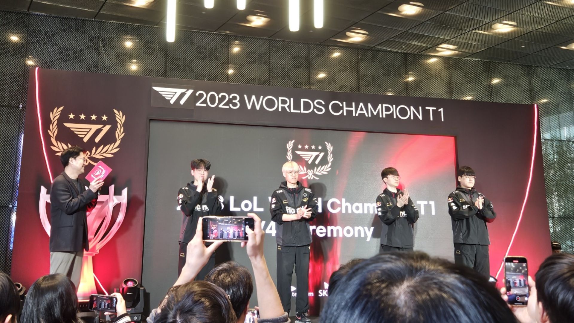 File:Players at T1 2023 LoL World Champion V4 Ceremony.jpg