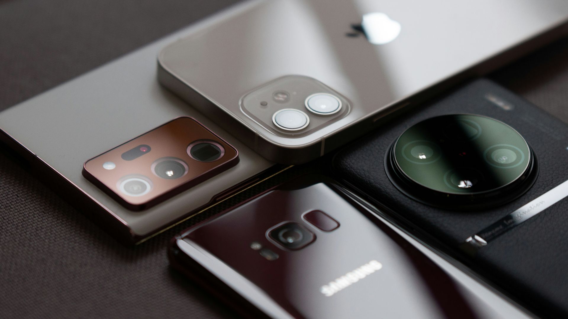 a group of cell phones sitting on top of a table