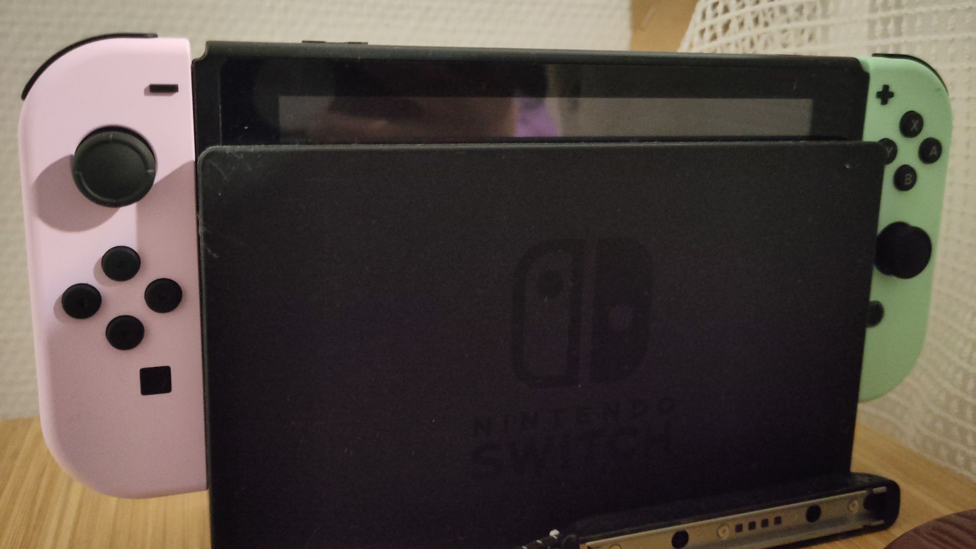 File:Switch avec manettes spéciales animal crossing sur son dock.jpg