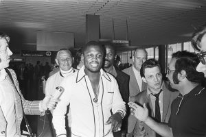 800px-Aankomst_van_Joe_Frazier_op_Schiphol_Bestanddeelnr_924-5567-300x200.jpg