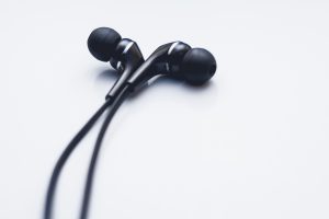 earphones-2602313-300x200.jpg
