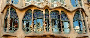 1280px-Fac%CC%A7ana_Pis_principal_Casa_Batllo%CC%81-300x128.jpeg