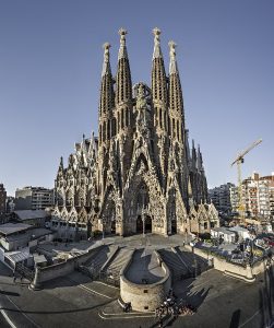 858px-Sagrada_Fami%CC%81lia._Fac%CC%A7ana_del_Naixement-251x300.jpg