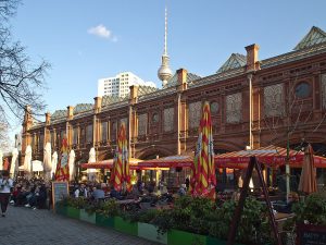 1280px-Berlin_-_Bierga%CC%88rten_Hackescher_Markt__S-Bahnhof-300x225.jpg