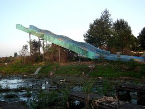 1280px-Gesloopte_grootste_glijbaan_van_dadipark_te_dadizele-300x225.jpg