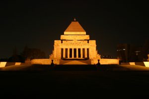 Melbourne_Shrine_of_Remembrance_night-300x200.jpg