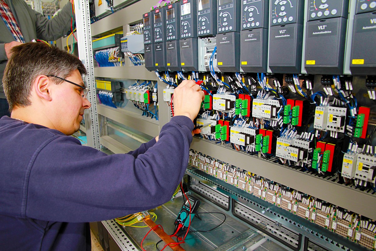 control_cabinet_power_plant_automation_profession_staff_work_workplace_busi-1548389828738.jpg