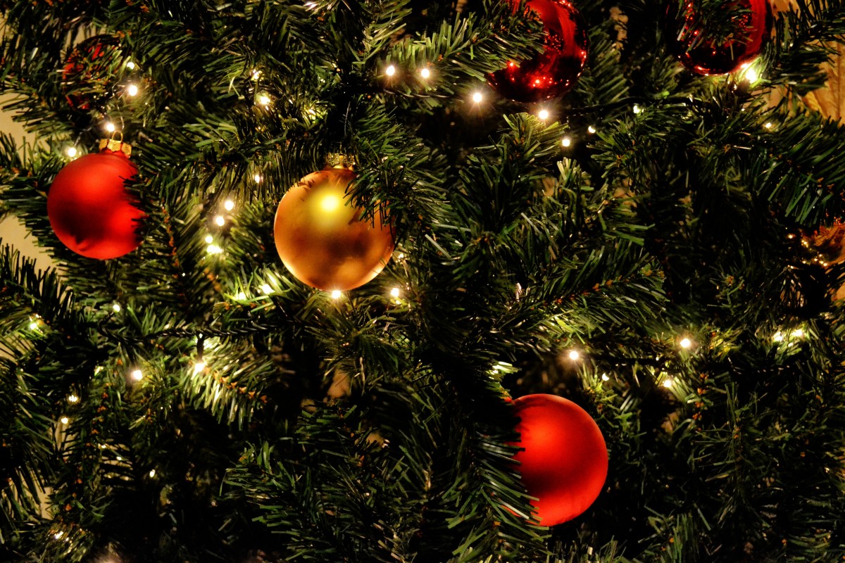christmas_tree_lights_balls_red_gold_holiday_tree_winter-598441-1550553742508.jpg