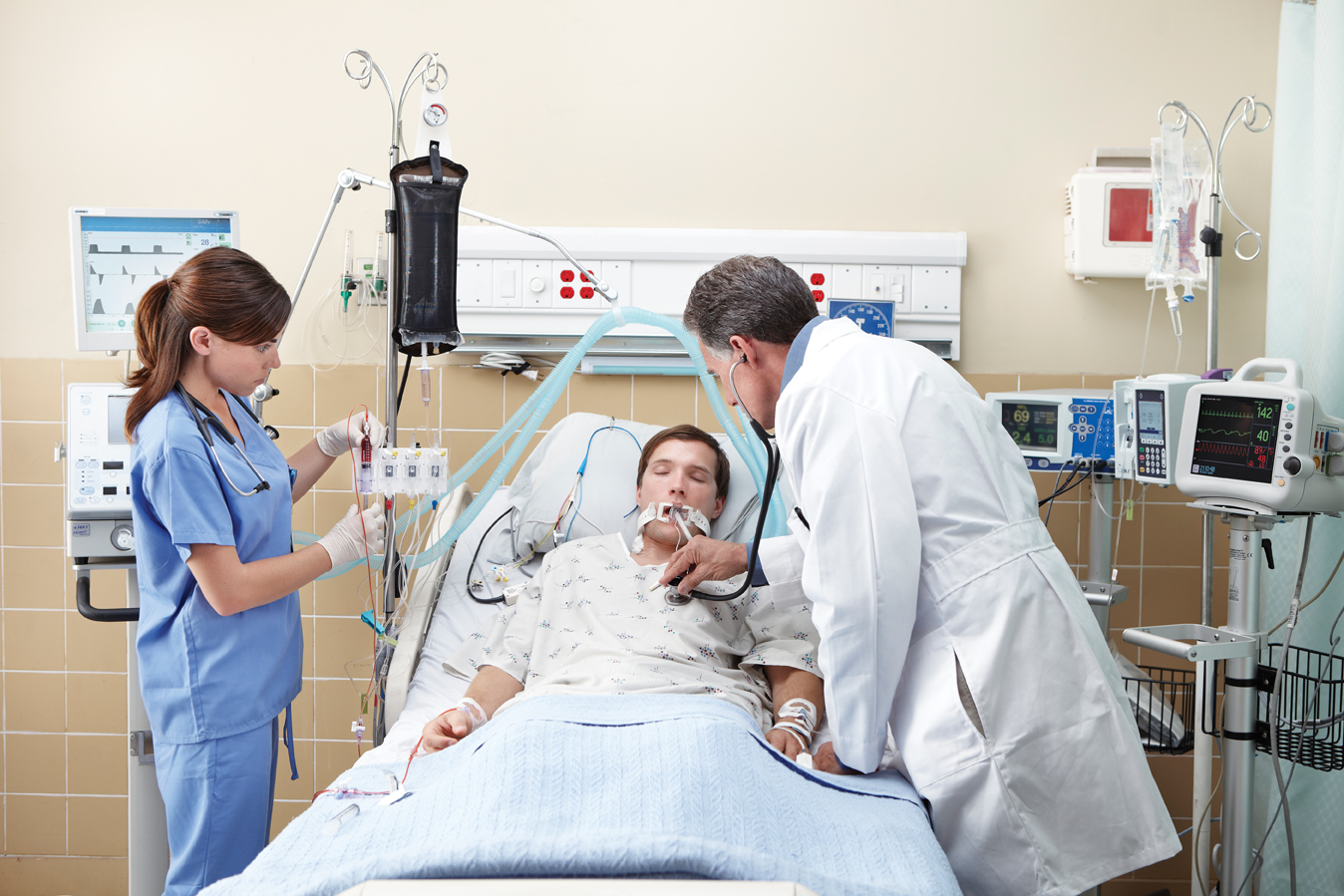 clinicians_in_intensive_care_unit-1550559251781.jpg