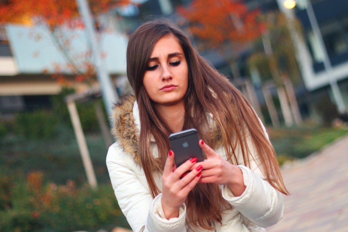 smartphone_woman_girl_iphone_apple_inc_touch_device_mobile-1087272-1550554889804.jpg