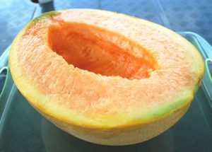 800px-Half_cut_of_Yubari_melon-300x215.jpeg